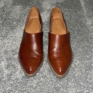 Universal Thread Size 8 brown shoe